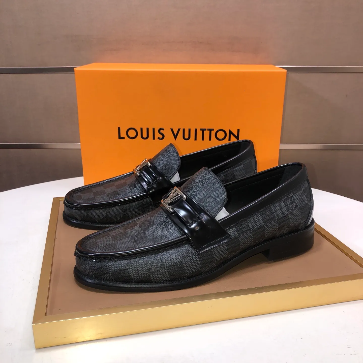 Men's men's shoes💰540💰[LV] (original single cowhide lining)🍀LV's latest genuine leather business suit shoes are available on the official website at the same time. The first-layer cowhide imported from Italy is made of heavy gold, and the official website has a 1:1 rubber outsole. Versatile to wear, high-end without losing class, and the color combination is extraordinary. This four-season style is alluring when worn on your feet, showing off your big-name flair. Standard code 38-45 (45 customized)